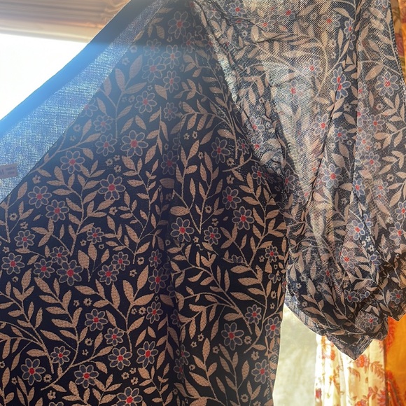 Mi Ami cropped sheer floral printed blouse with sheer sleeves - Picture 5 of 6